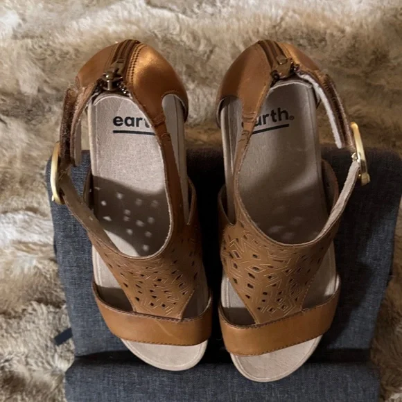 Earth Tan Leather Sandals with Cutout Pattern - 6.5 - Picture 4 of 4